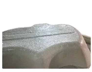 用樹脂和玻璃纖維復合在浴缸胚料的底部，使成型產(chǎn)品有足夠的強度