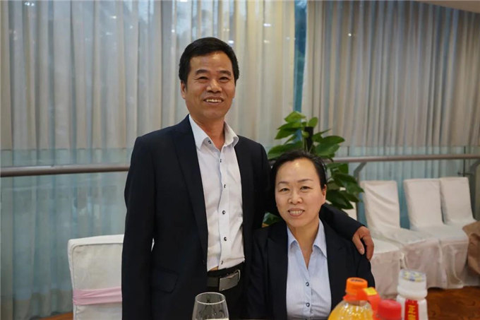 博皓家人們歡聚一堂，把酒言歡，開(kāi)懷暢飲
