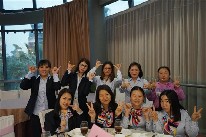 博皓家人們歡聚一堂，把酒言歡，開(kāi)懷暢飲-3