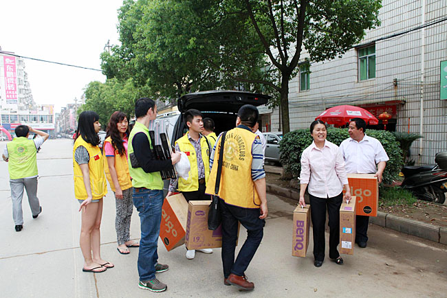 車隊到達(dá)備田小學(xué)，隨車捐贈的物資送到小學(xué)